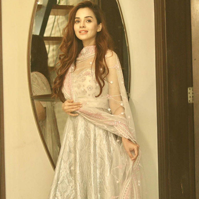 Picture of Komal Meer looks stunning in Cutomize Shamreza